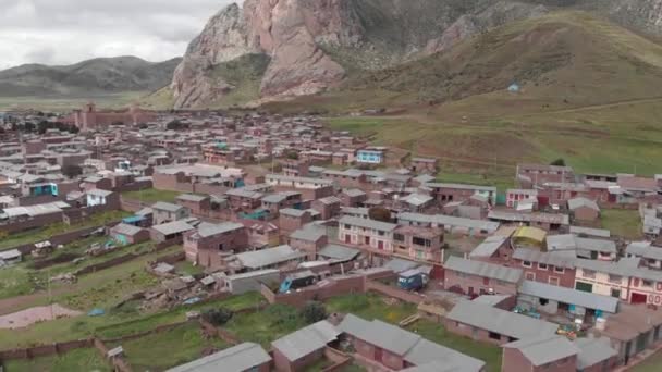 プカラ州ペルーのティティカカ近くの小さな高原の町の上昇の航空機 — ストック動画