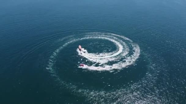 カリブ海の航空 観光客はモーターボートの後ろのいかだに乗って町を楽しむ — ストック動画