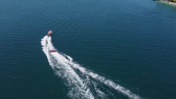 Flugbahnen Boot Schleppen Floß Von Glücklichen Touristen Einem Sonnigen Tag — Stockvideo