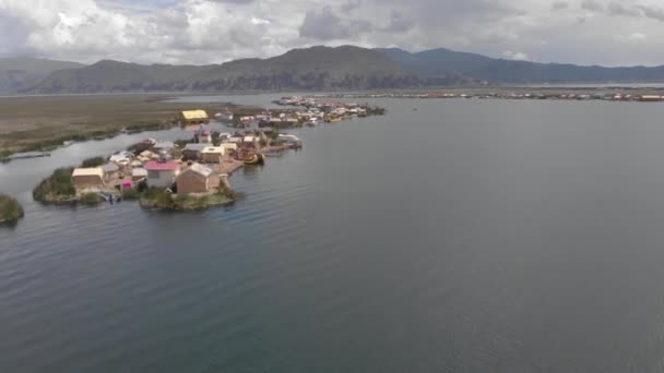 Luchtfoto Unieke Toeristische Ervaring Van Uros Floating Islands Titicaca — Stockvideo