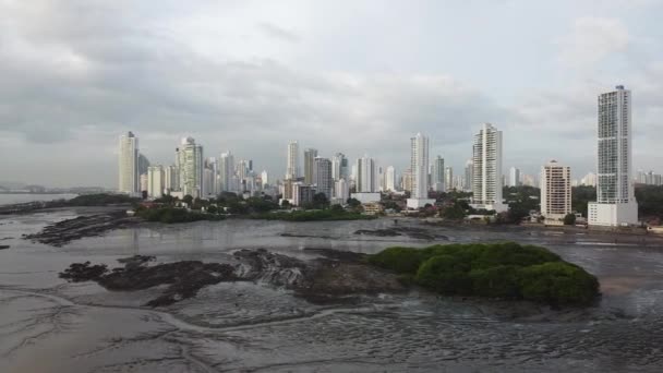 Grattacieli Urbani Panama City Con Fango Del Pacifico Piatto Primo — Video Stock