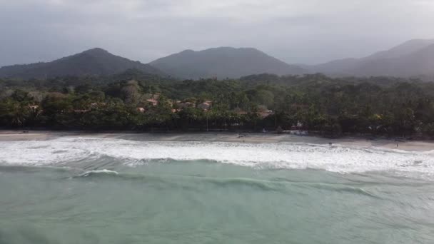 Χαμηλές Εναέριες Προσεγγίσεις Playa Mendihuaca Παραλιακό Θέρετρο Ξενοδοχείο Στη Ζούγκλα — Αρχείο Βίντεο