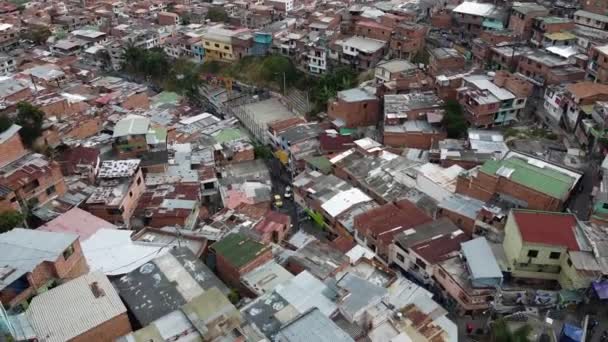 Letecké Ústupy Městského Hřiště Favela Basketbal Úbočí Kopce Domů — Stock video
