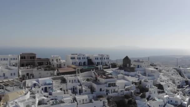 Vysoko Vrcholu Santorini Létá Vzduchem Kulaté Kamenné Větrné Vile — Stock video