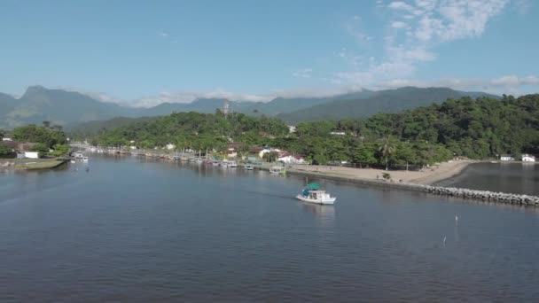 Barco Aproxima Paraty Quebra Mar Pitoresca Cidade Brasileira Costa Verde — Vídeo de Stock