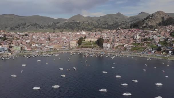 Turistbåtar Förtöjda Copacabanas Hamn Titicacasjön Bolivia — Stockvideo