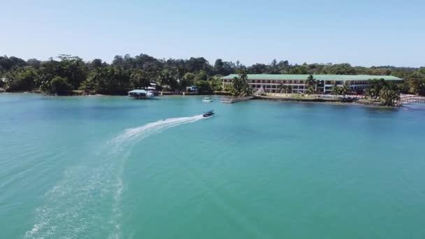 旅游船返回巴拿马酒店海滩度假地码头 — 图库视频影像