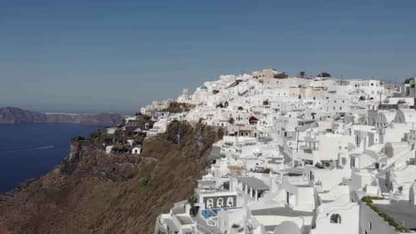 Larga Antena Barrido Las Casas Acantilado Impresionante Vista Del Mar — Vídeo de stock