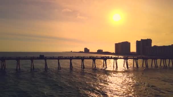 Потрясающий Выстрел Дрона Самого Длинного Пирса Флориде Закате Золотыми Цветами — стоковое видео