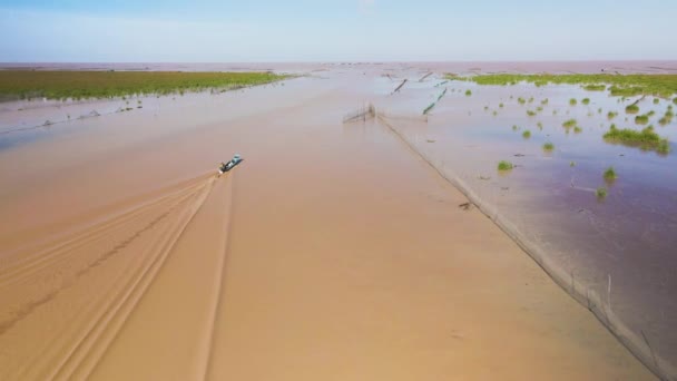 Samolot Podąża Łodzią Rybacką Jadącą Obok Pułapek Rybnych Tonle Sap — Wideo stockowe