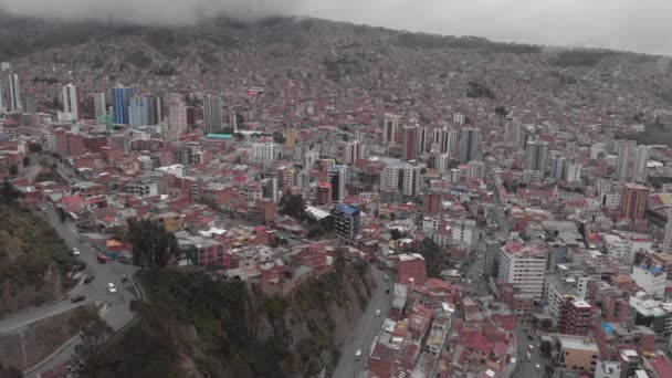 Antenne Basse Statique Trafic Flanc Colline Dans Une Ville Bolivienne — Video
