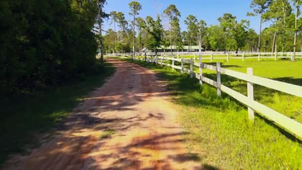 Drone Voando Longo Caminho Que Leva Rancho Cavalos Com Cercas — Vídeo de Stock