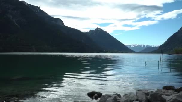 Отражение Воды Озере Ахен Тирольских Альпах Окружении Удивительных Гор — стоковое видео