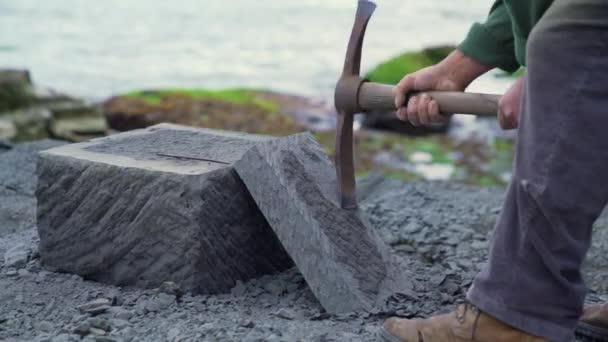 Tiro Mano Artesano Piedra Cancagua Recogiendo Una Losa Piedra Costa — Vídeo de stock