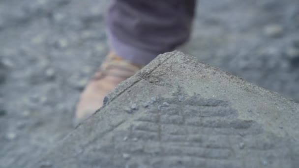 Tiro Mano Artesano Piedra Cancagua Usando Cincel Para Dar Forma — Vídeo de stock