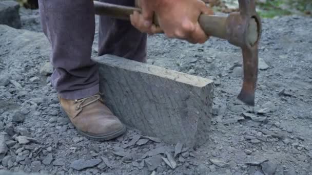 Tiro Mano Artesano Usando Pico Para Dar Forma Una Losa — Vídeo de stock