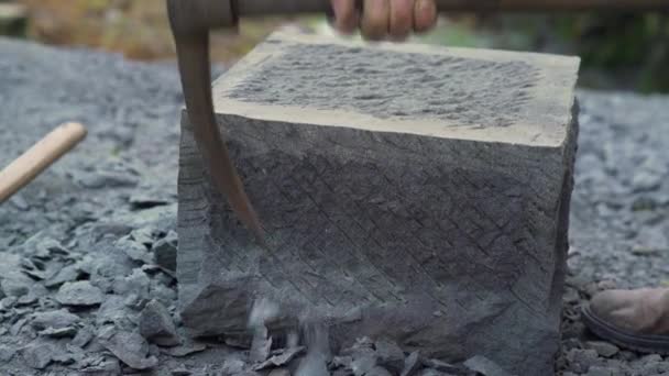 Foto Mano Que Muestra Artesano Moldeando Borde Ladrillo Hecho Piedra — Vídeo de stock