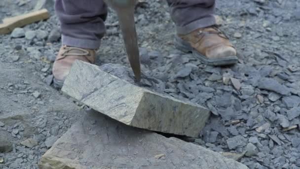 Tiro Mano Mostrando Artesano Piedra Usando Pico Una Losa Cancagua — Vídeo de stock