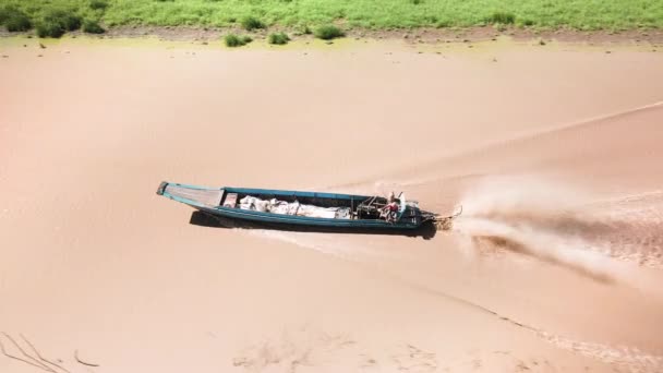 Drone Aéreo Segue Barco Pesca Que Retorna Agitando Água Lamacenta — Vídeo de Stock