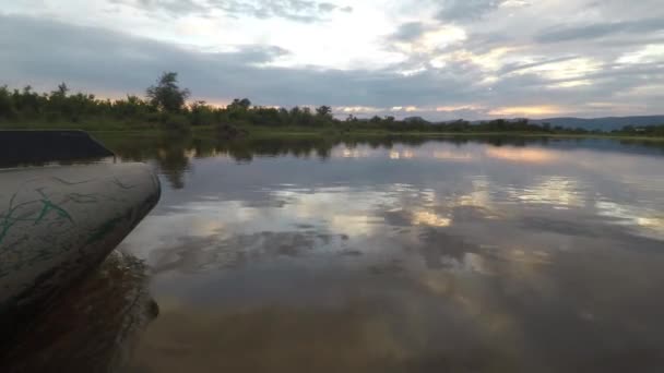 Pov Dramático Arco Barco Navegando Água Calma Com Reflexão Céu — Vídeo de Stock