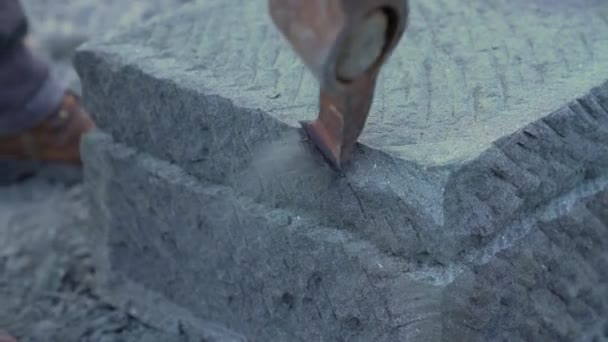 Primer Plano Artesano Piedra Moldeando Borde Pilar Piedra Con Pico — Vídeo de stock