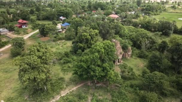 Angkor Temple Preah Phnom Fjärrstyrda Angkorianska Röda Tegeltorn Den Kambodjanska — Stockvideo