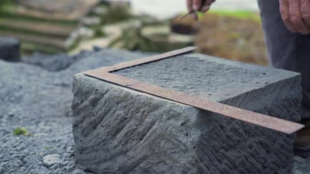 Tiro Mano Artesano Piedra Marcando Una Piedra Cancagua Con Ángulo — Vídeo de stock