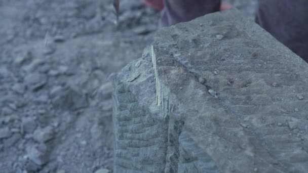 Tiro Mano Artesano Piedra Moldeando Una Losa Piedra Con Cincel — Vídeo de stock