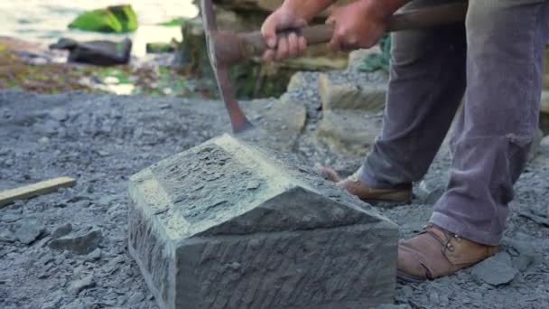 Tiro Mano Ancho Medio Que Muestra Artesano Piedra Astillando Cuidadosamente — Vídeo de stock