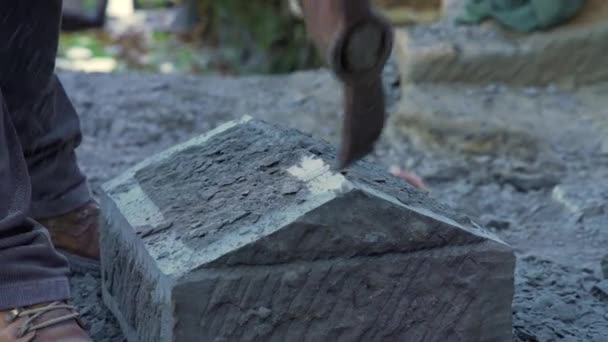 图为奇洛岛安库德市一名工匠用手持式挑选出块石头的手持式照片 — 图库视频影像