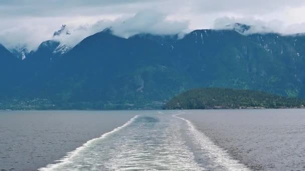 山々の上に雲とブリティッシュコロンビア州のBowyer島のショット — ストック動画