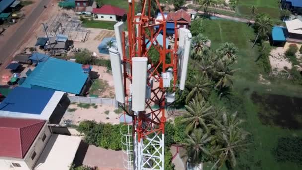 Mât Télécommunications Cellulaires Reliant Réseau Mondial Contre Inclinaison Piédestal Aérien — Video