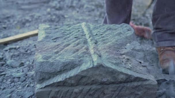 Портативный Снимок Изображением Каменного Мастера Создающего Наклонный Край Вершине Каменного — стоковое видео