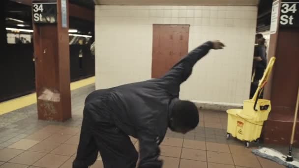 Conciërge Danser Draait Het Metroperron Terwijl Trein Wegtrekt — Stockvideo