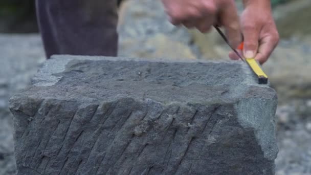 Primer Plano Mano Artesano Midiendo Gran Bloque Piedra Cancagua Ciudad — Vídeo de stock