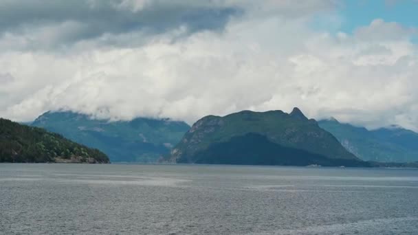 Bowen Island Con Nubes Bajas Columbia Británica — Vídeos de Stock