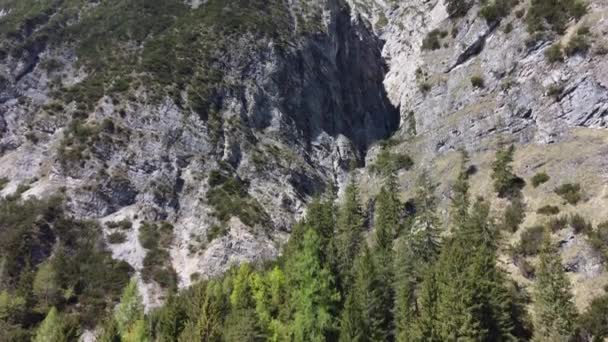 Felsspalte Eine Lücke Inneren Des Berges Ein Wasser Fällt — Stockvideo