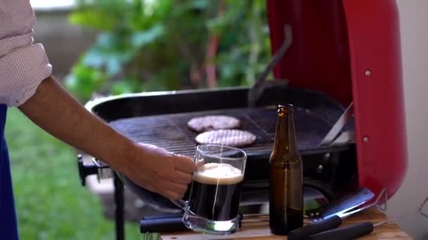 Hombre Latino Bebiendo Cerveza Mientras Cocina — Vídeo de stock