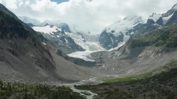 以莫特拉奇冰川为背景的美丽而缓慢的向后飞行 — 图库视频影像