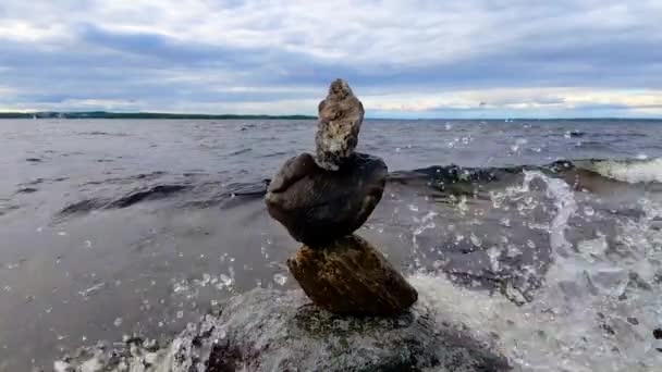 Σωρός Από Στοιβαγμένους Βράχους Στην Όχθη Της Λίμνης Nsijrvi Στο — Αρχείο Βίντεο