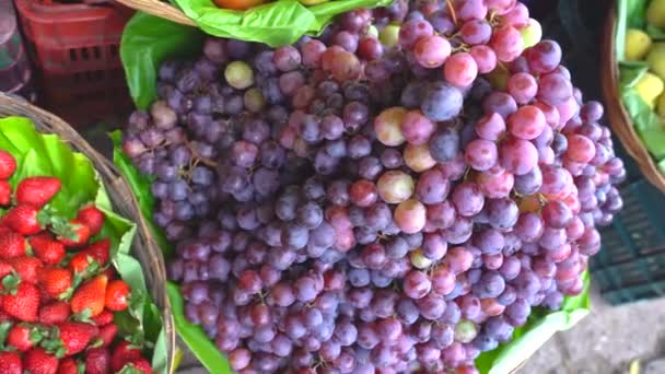 ラテンアメリカ市場におけるブドウとイチゴ 市場でブドウの閉鎖 イチゴのクローズアップ — ストック動画