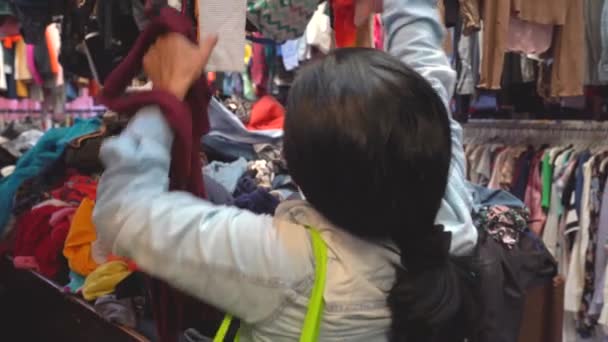 Mulheres Latinas Comprando Roupas Usadas Mercado Pulgas Mulher América Latina — Vídeo de Stock