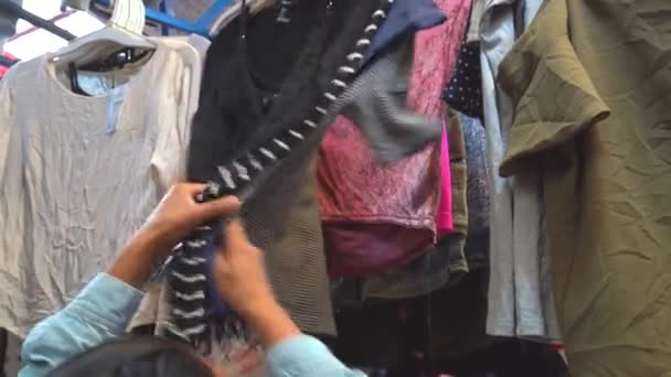 Une Femme Hispanique Achète Des Vêtements Usagés Marché Femme Latine — Video