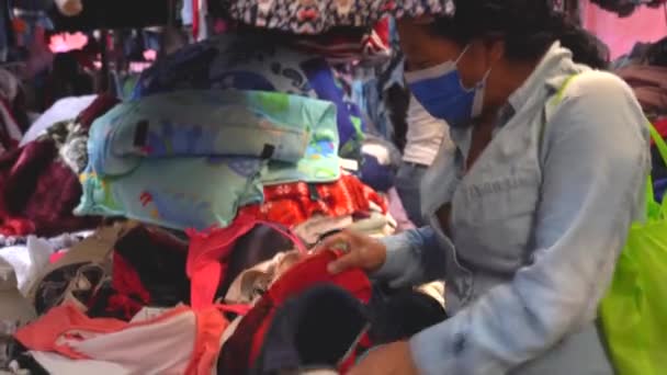 Mulher Comprando Roupas Mercado Pulgas Mulher Procura Roupa Interior Rua — Vídeo de Stock