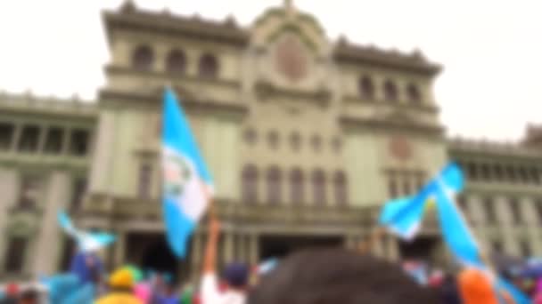 Verwischte Flaggen Vor Der Guatemaltekischen Regierung Guatemala Flaggen Bei Kundgebung — Stockvideo