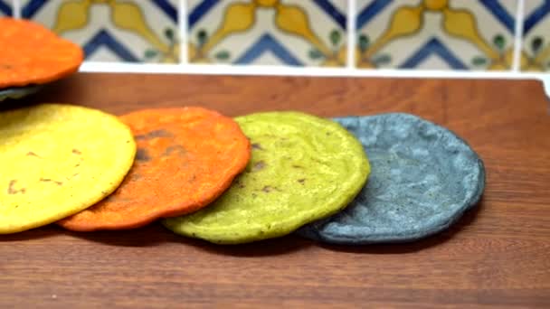 Πολύχρωμες Τορτίγιες Γουατεμάλας Panning Shot Tortillas Τορτίγιες Διαφόρων Χρωμάτων — Αρχείο Βίντεο