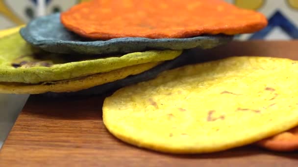 Τορτίγιες Διαφόρων Χρωμάτων Αραβοσίτου Panning Shot Των Tortillas Από Γουατεμάλα — Αρχείο Βίντεο