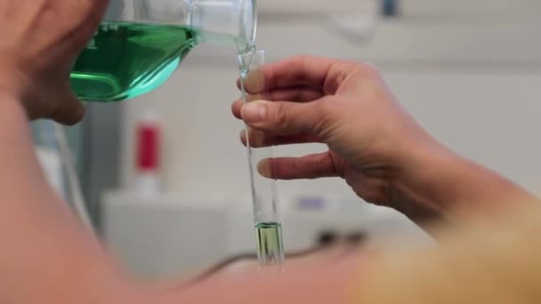 Laboratuvarda Test Tüpünü Dolduran Bilim Adamı — Stok video
