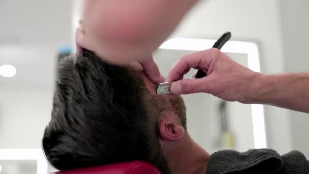 Friseur Benutzt Rasiermesser Bei Einem Kunden — Stockvideo