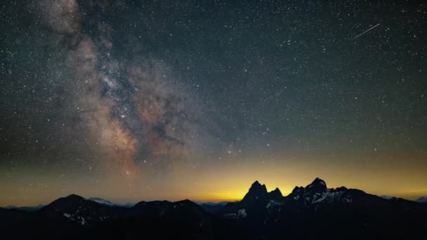 在北喀斯喀特山脉后面移动的银河 — 图库视频影像